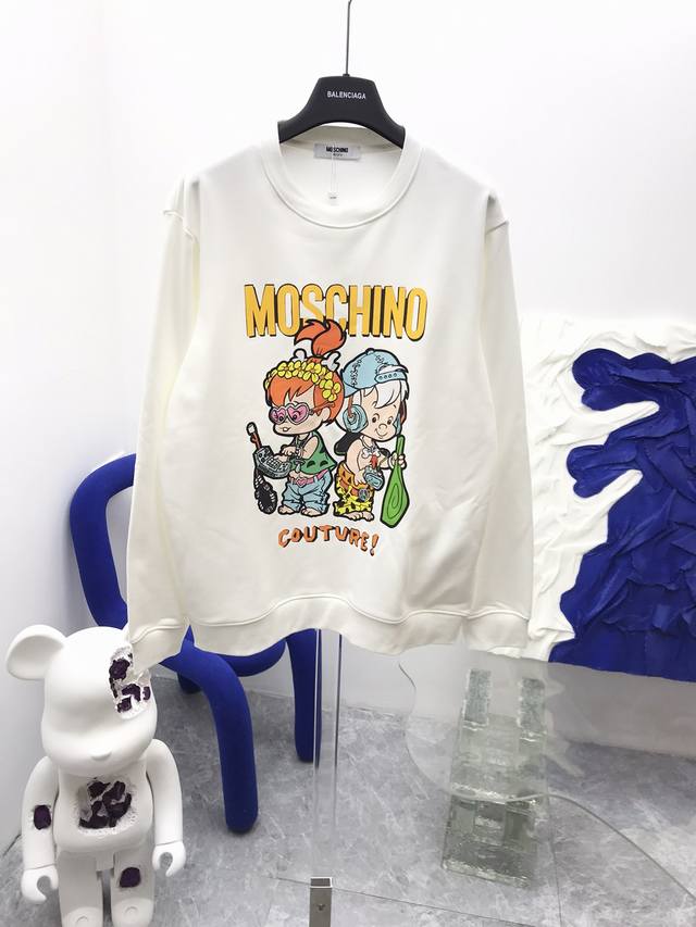 Moschino 莫斯奇诺 24Ss新款潮流经典卫衣，精致裁剪，高品质工艺！采用定织定染纯棉面料420克左右纯棉卫衣面料！图案进口数码印花工艺，耐穿耐洗久穿不变