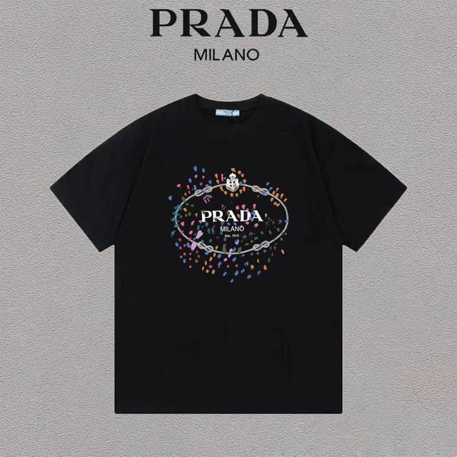 Prada 普拉达 手绘印花logo字母圆领短袖t恤男女同款 超级百搭时尚情侣装 定织定染280克精梳棉面料 尺码：S-Xxl 颜色：黑色，白色