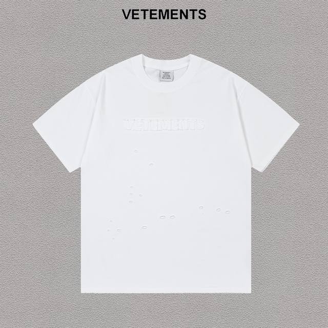 Vetements 维特萌 贴布绣logo 休闲宽松破洞纯棉280G短袖t恤 洗水做旧磨破工艺，耐穿耐洗，不缩水不掉色 尺码：Xs-L 颜色：黑色，白色