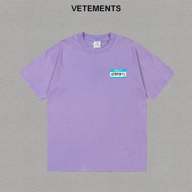 Vetements 维特萌 印花标签宽松休闲洗水做旧磨破短袖t恤 洗水做旧磨破工艺，耐穿耐洗，不缩水不掉色 尺码：Xs-L 颜色：紫色，黑色