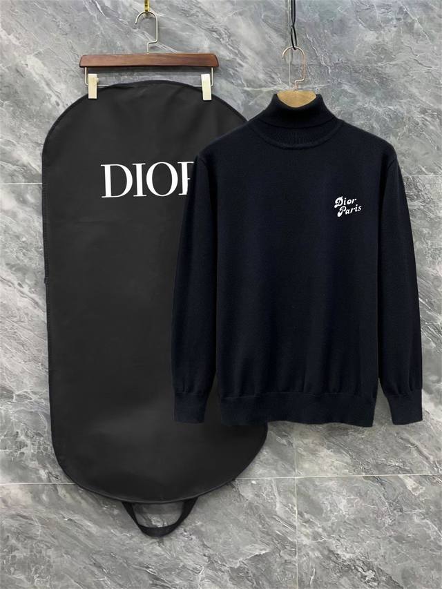 Dior 迪奥3标齐全 徽标刺绣款高领毛衣 精品羊毛混纺毛衫 男女同款高端定制臻品系列 隶属品牌高端主线 专利顶级纱线混纺 以创新来阐释常规款式 面料的配置更是