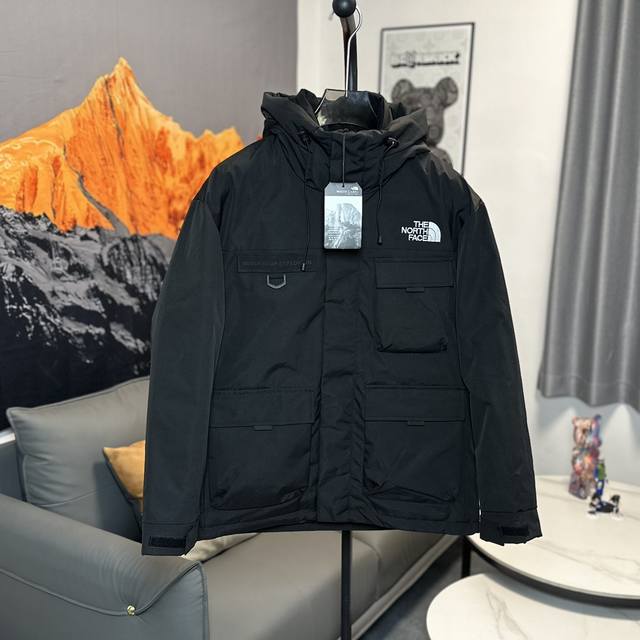 北面工装羽绒服 申敏儿同款 设计理念： 这款是the North Face 巅峰之作，高端于任何一款北面羽绒服，也是户外的登山系列，爆炸厚实，一般是在户外极寒天