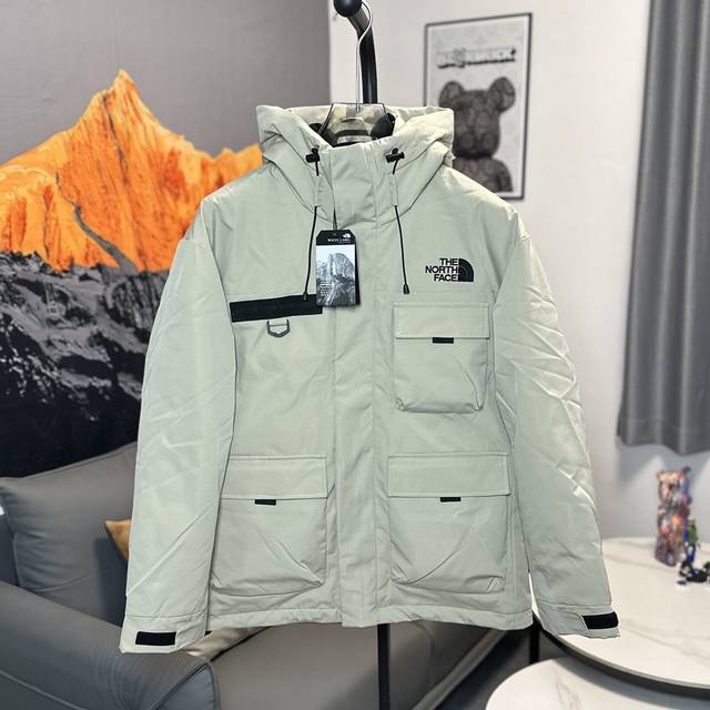 北面工装羽绒服 申敏儿同款 设计理念： 这款是the North Face 巅峰之作，高端于任何一款北面羽绒服，也是户外的登山系列，爆炸厚实，一般是在户外极寒天