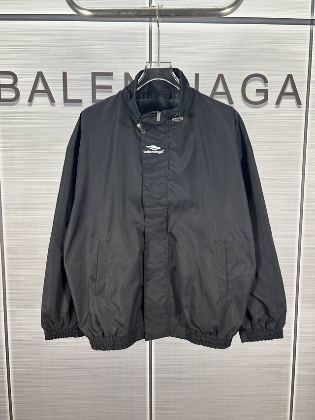 Balenciaga巴黎世家 24Fw风衣夹克外套 巴黎英文字母3M Logo刺绣 刺绣饱满凹凸感 采用纤维记忆面料上手柔软顺滑 定制拉链 五金配件 宽松版型