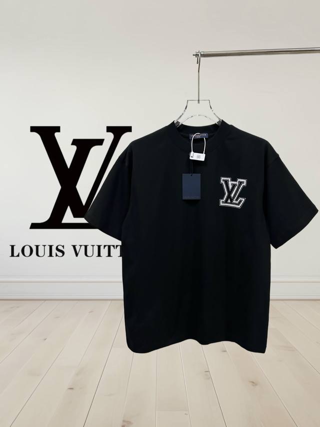 高品质]Louis Vuitto*路易威登*25Ss短袖新款 胸前后幅大刺绣logo标语大绣花设计纯原品质 原版面料 官方同款 同缸染面料 手感非常舒服 超级百