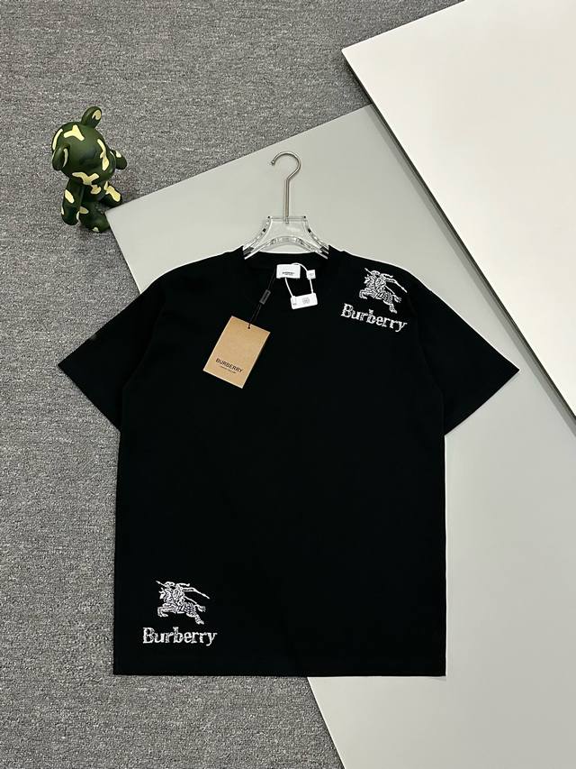 高版本］Burberry 巴宝莉 早春25Ss 圆领t恤衣角和肩膀刺绣线条战马使整体独一无二效果。 经典的棉质克洗水，标准化的立体裁剪，营造修长优雅线条感，百看