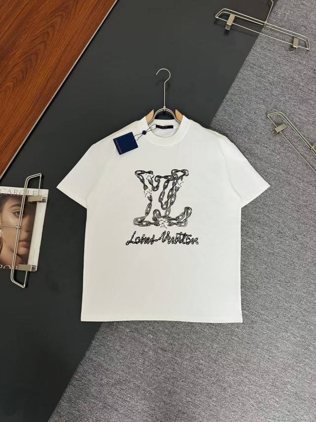 Lv*路易威登* 280G克重磅纯棉t恤宽松版型 印花工艺logo设计 春夏新款圆领时尚短袖t恤 贴肤舒适，耐看又好穿 原厂工艺一丝不苟，休闲百搭必备款 颜色：