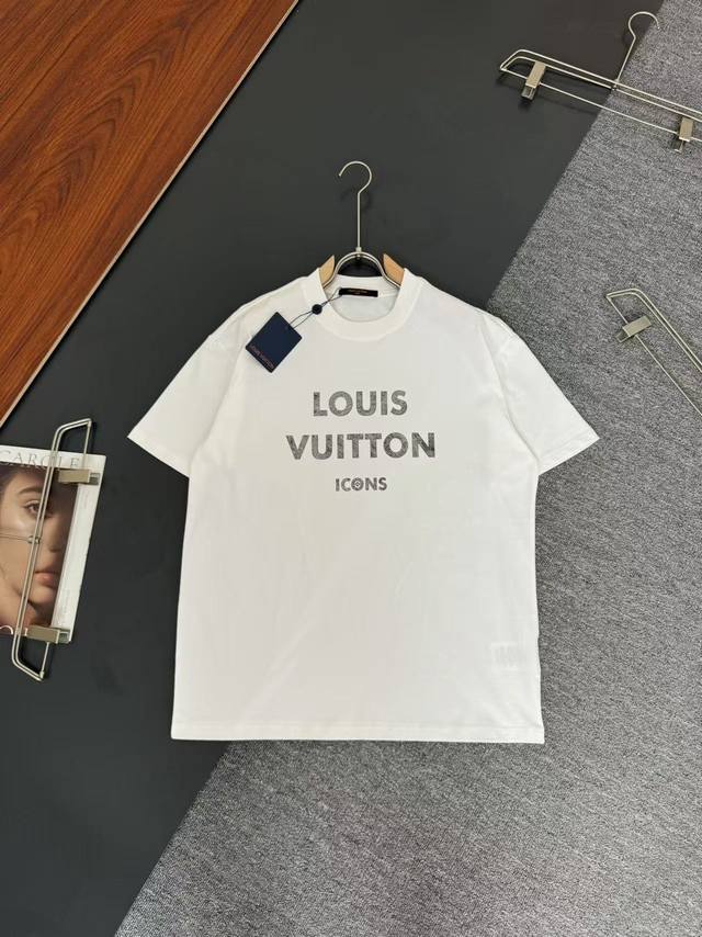 Lv*路易威登* 280G克重磅纯棉t恤宽松版型 重工定制蚕丝工艺logo设计 春夏新款圆领时尚短袖t恤 贴肤舒适，耐看又好穿 原厂工艺一丝不苟，休闲百搭必备款