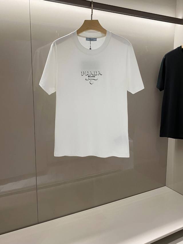 Prada Ss 春夏新款 平纹针织圆领t恤 高克重棉质面料 前胸经典品牌字母刺绣，官网同步，专柜纯棉面料！贴肤舒适，耐看又好穿，经典简约logo设计，原厂工艺