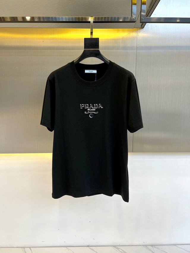 Prada Ss 春夏新款 平纹针织圆领t恤 高克重棉质面料 前胸经典品牌字母刺绣，官网同步，专柜纯棉面料！贴肤舒适，耐看又好穿，经典简约logo设计，原厂工艺