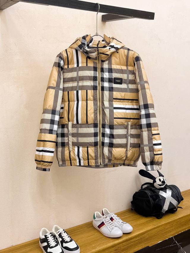 巴宝莉burberry 2024秋冬新款连帽羽绒服 格子经典老花logo。原版1:1订制五金配件全进口原版定制 欢迎专柜对比 绝对的高品质 采用顶级90白鸭绒