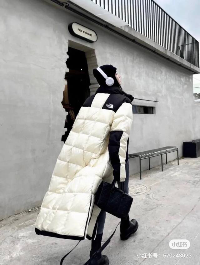 代购版本the North Face 北面韩国拼色棋盘格长款羽绒服外套 小红书热门北面长款情侣羽绒服，正宗90鸭绒填充，行走的羽绒被，御寒全球。简约设计带设计感