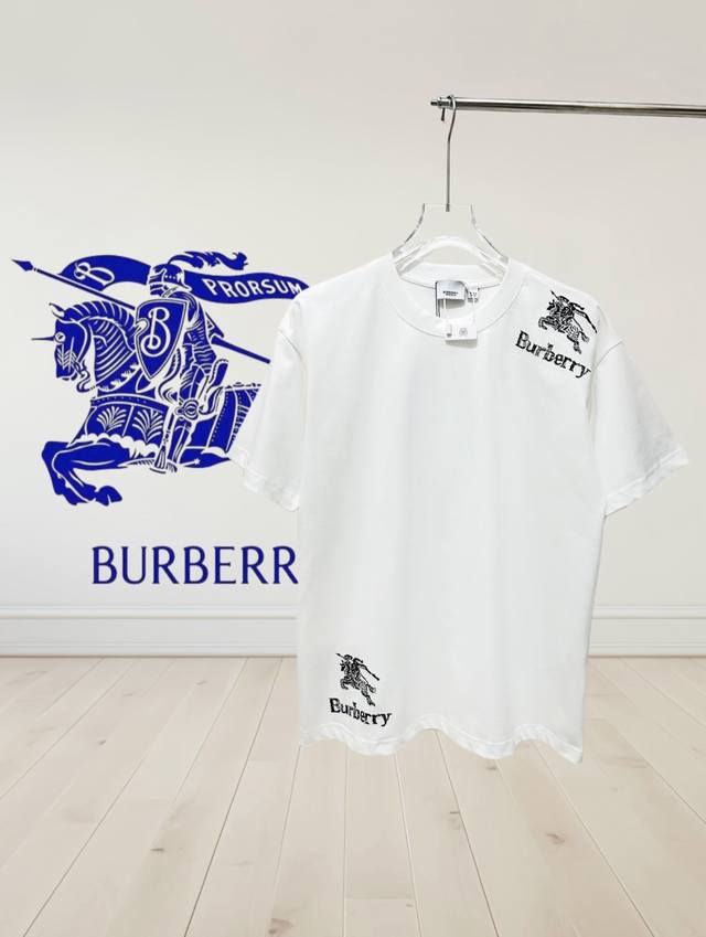 高版本］Burberry 巴宝莉 早春25Ss 圆领t恤衣角和肩膀刺绣线条战马使整体独一无二效果。 经典的棉质克洗水，标准化的立体裁剪，营造修长优雅线条感，百看