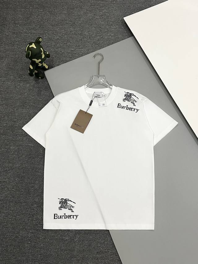 高版本］Burberry 巴宝莉 早春25Ss 圆领t恤衣角和肩膀刺绣线条战马使整体独一无二效果。 经典的棉质克洗水，标准化的立体裁剪，营造修长优雅线条感，百看