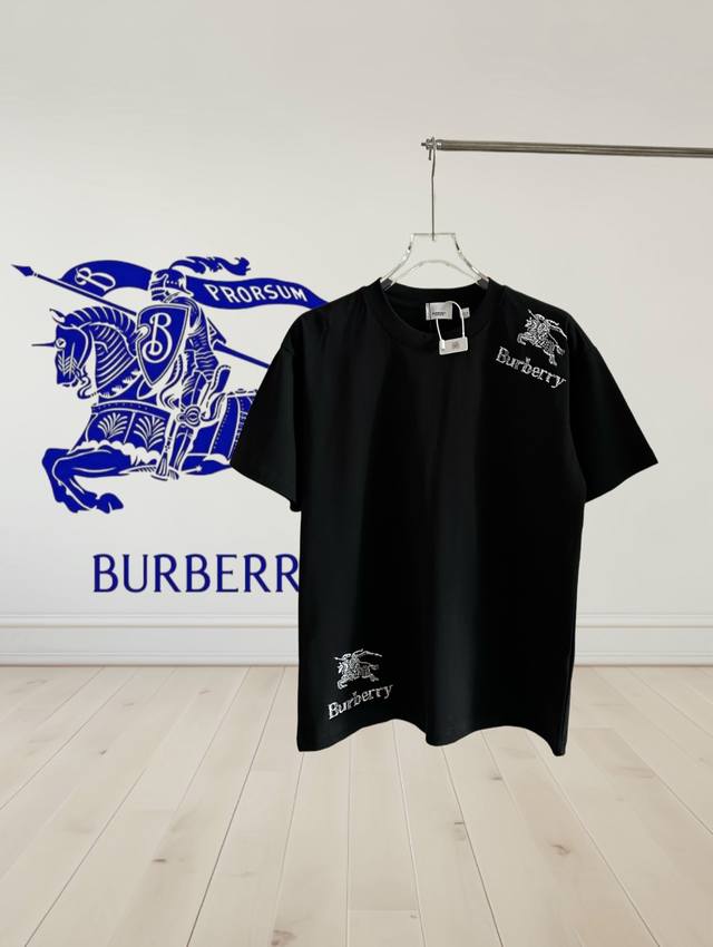 高版本］Burberry 巴宝莉 早春25Ss 圆领t恤衣角和肩膀刺绣线条战马使整体独一无二效果。 经典的棉质克洗水，标准化的立体裁剪，营造修长优雅线条感，百看