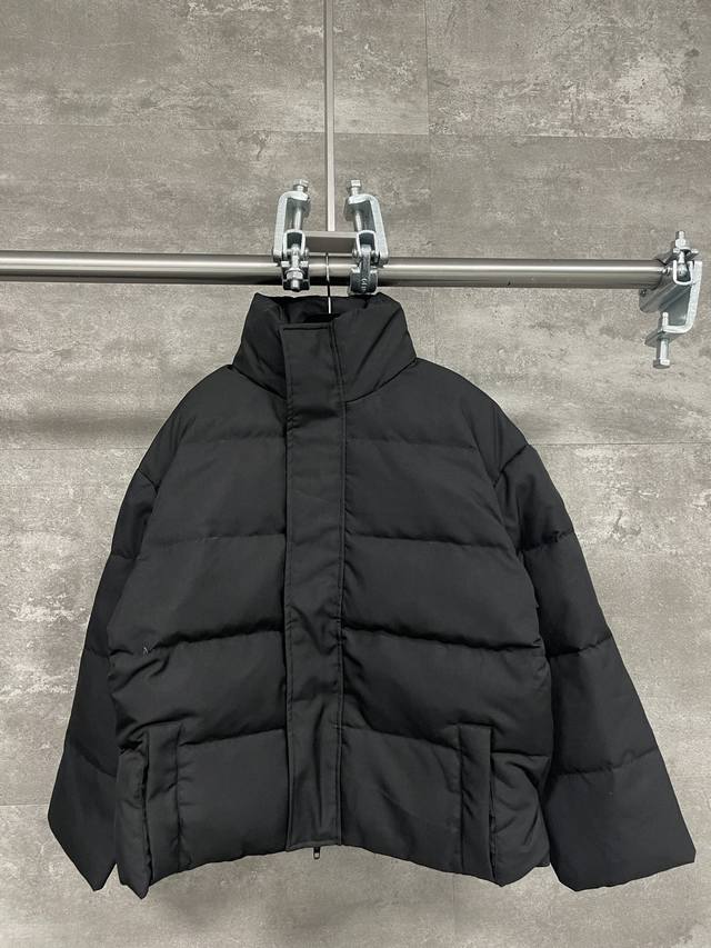 Balenciaga 巴黎世家 后领双b Logo羽绒服外套 黑色 男女同款 面料优选50D加密防水透气膜 ，90%纯白白鸭绒，充绒量280克， 轻薄柔软 ，更