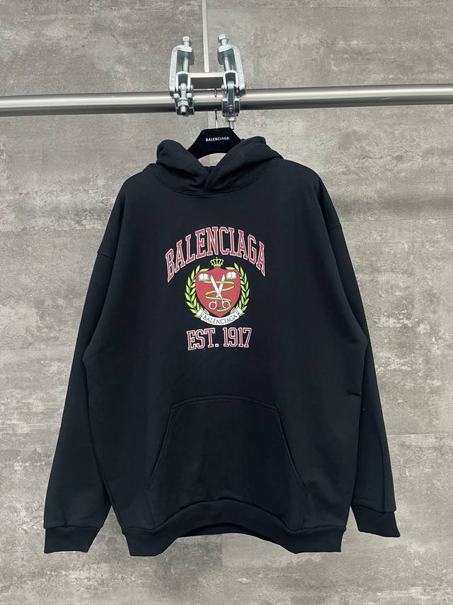 巴黎世家 Balenciaga剪刀徽章图案印花连体帽卫衣 黑色 男女同款 尺码表：Xs. S. M. L 印花：印花材料采用安全环保无毒婴儿认证的材料；裂纹胶印