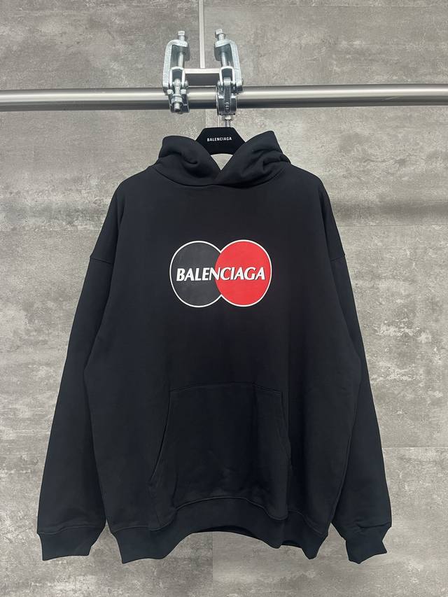 巴黎世家 Balenciaga Uniform连体帽帽衫卫衣 黑色 男女同款 尺码表：Xs. S. M. L 印花：印花材料采用安全环保无毒婴儿认证的材料；印花