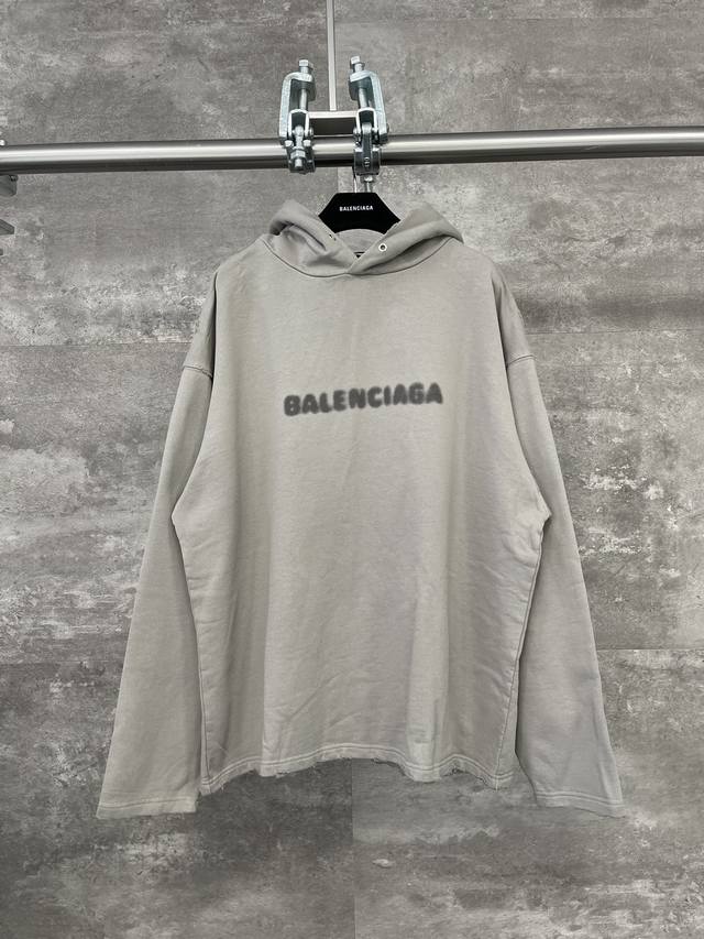 巴黎世家 Balenciaga Logo模糊印花破洞连体帽帽衫卫衣 大象灰 男女同款 尺码表：Xs. S. M. L 印花：印花材料采用安全环保无毒婴儿认证的材