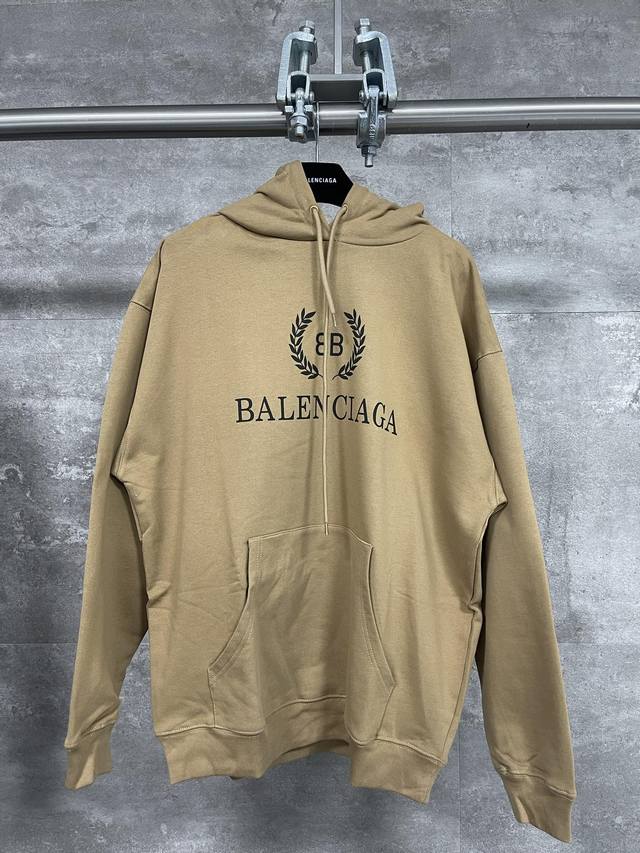 巴黎世家 Balenciaga 麦穗logo字母印花连体帽帽衫卫衣 卡其色 男女同款 尺码表：Xs. S. M. L 印花：印花材料采用安全环保无毒婴儿认证的材