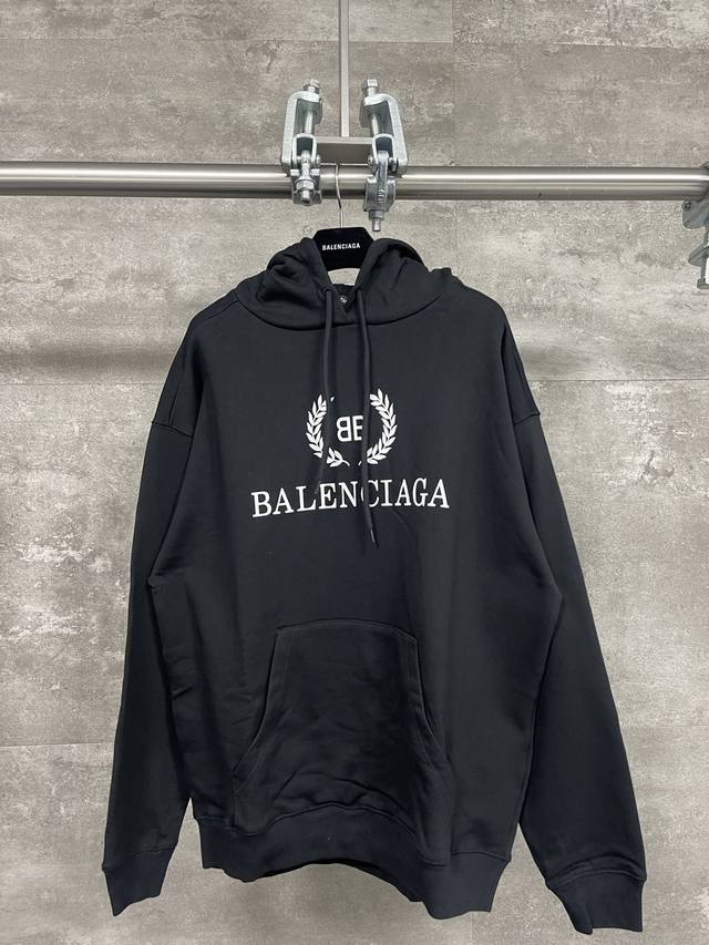 巴黎世家 Balenciaga 麦穗logo字母印花连体帽帽衫卫衣 黑色 男女同款 尺码表：Xs. S. M. L 印花：印花材料采用安全环保无毒婴儿认证的材料