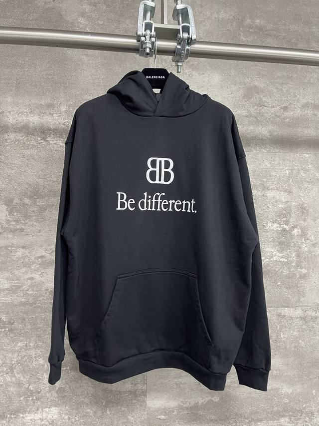 Balenciaga巴黎世家 Be Different系列双b徽标刺绣连帽长袖帽衫卫衣 黑色 男女同款 尺码表：Xs. S. M. L 印花：印花材料采用安全环