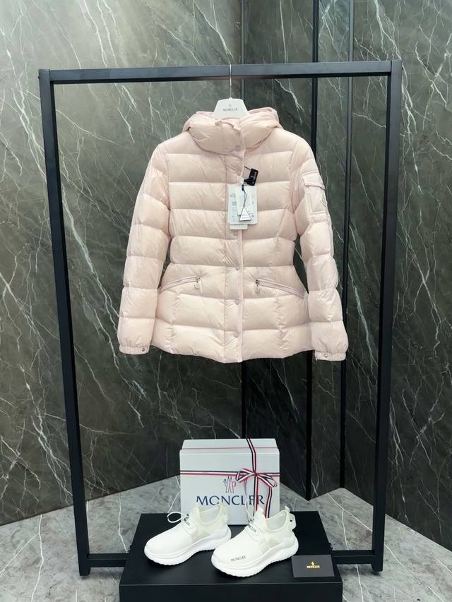 最高版本 爆款推送moncler Barante女士短款羽绒夹克 Barante短款羽绒夹克兼具柔美气质与实用功能，为 现代女性重新诠释70年代美学风格。 Ba