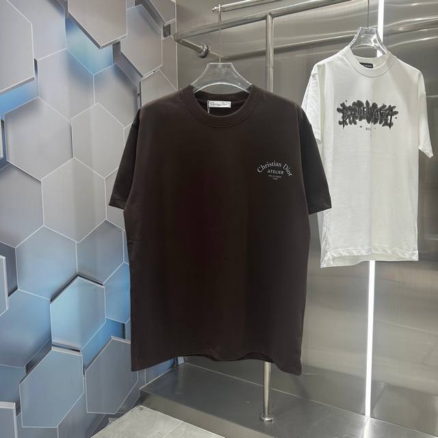 Dior 2024秋冬新款320克短袖t恤 个性印花 男女同款宽松版 S M L Xl Xxl 五个码 黑色 白色 咖色