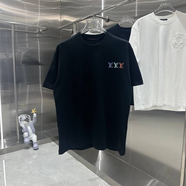 Lv 2024秋冬新款 经典印花圆领短袖t恤 320G定制面料 男女同款 S M L Xl Xxl 五个码 黑色 白色 安可拉红