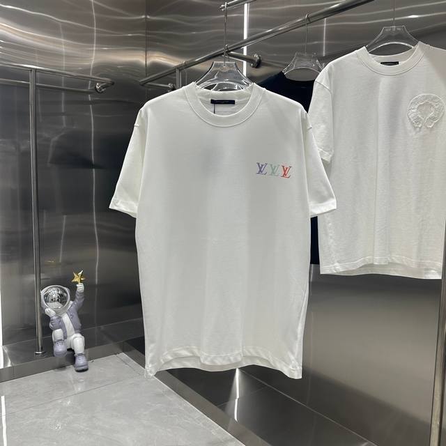 Lv 2024秋冬新款 经典印花圆领短袖t恤 320G定制面料 男女同款 S M L Xl Xxl 五个码 黑色 白色 安可拉红