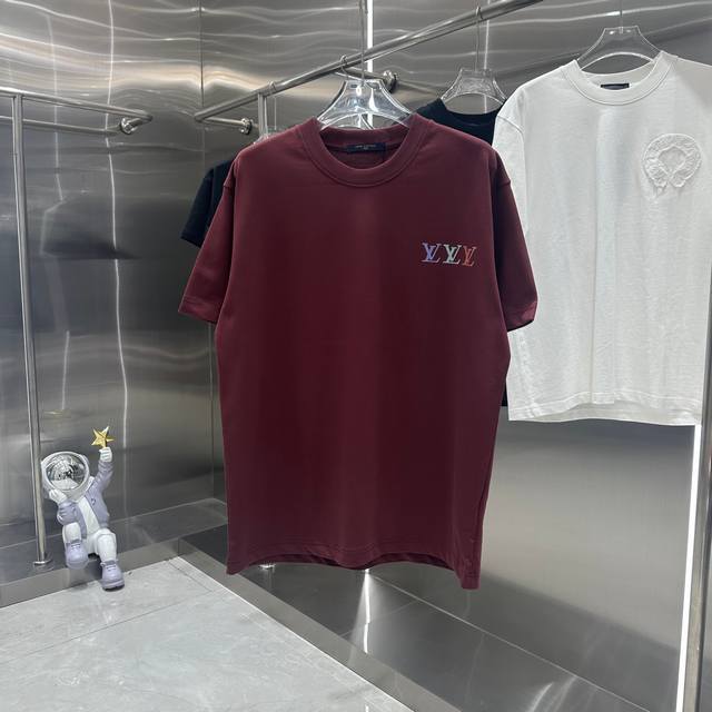 Lv 2024秋冬新款 经典印花圆领短袖t恤 320G定制面料 男女同款 S M L Xl Xxl 五个码 黑色 白色 安可拉红