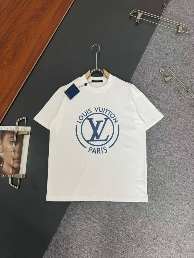 Lv*路易威登*280G克重磅纯棉t恤宽松版型 印花工艺logo设计 春夏新款圆领时尚短袖t恤 贴肤舒适，耐看又好穿 原厂工艺一丝不苟，休闲百搭必备款 颜色：白