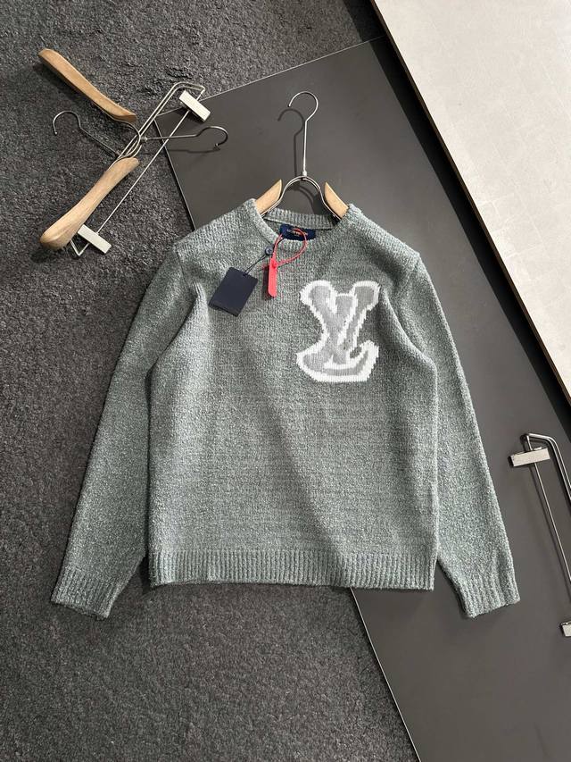 Lv 24Fw 镜像logo嵌花毛衣 定织定染绵羊毛55% 牦牛毛21% 锦纶20% 氨纶4%羊毛圈圈纱 纱线延展性高弹力性好 区别市面无弹扎肉版本 特殊水洗工