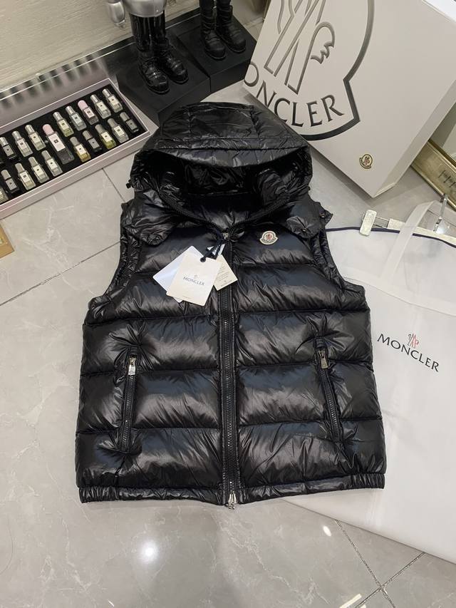 高版本 Moncler 蒙口 情侣款高版本连帽羽绒马甲背心 超人气爆款单品，个性街头朋克风格打造，情侣款高规羽绒马甲外套 当下最火的款式 采用m家标志性哑光科技