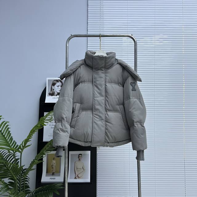 Fw22 Ami爱心轮廓形肩部标志 短款羽绒服 产品配色：白色、灰色、黑色 尺码：Xs S M L Xl Xxl 品牌故事 Alexandre Mattiuss