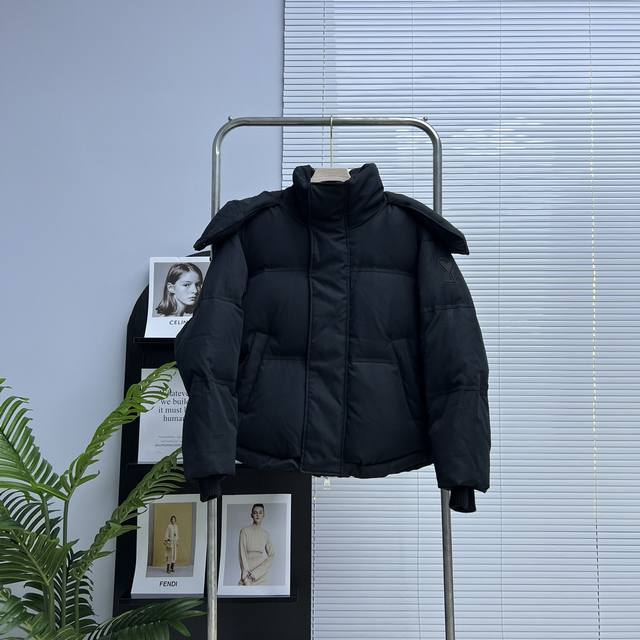 Fw22 Ami爱心轮廓形肩部标志 短款羽绒服 产品配色：白色、灰色、黑色 尺码：Xs S M L Xl Xxl 品牌故事 Alexandre Mattiuss