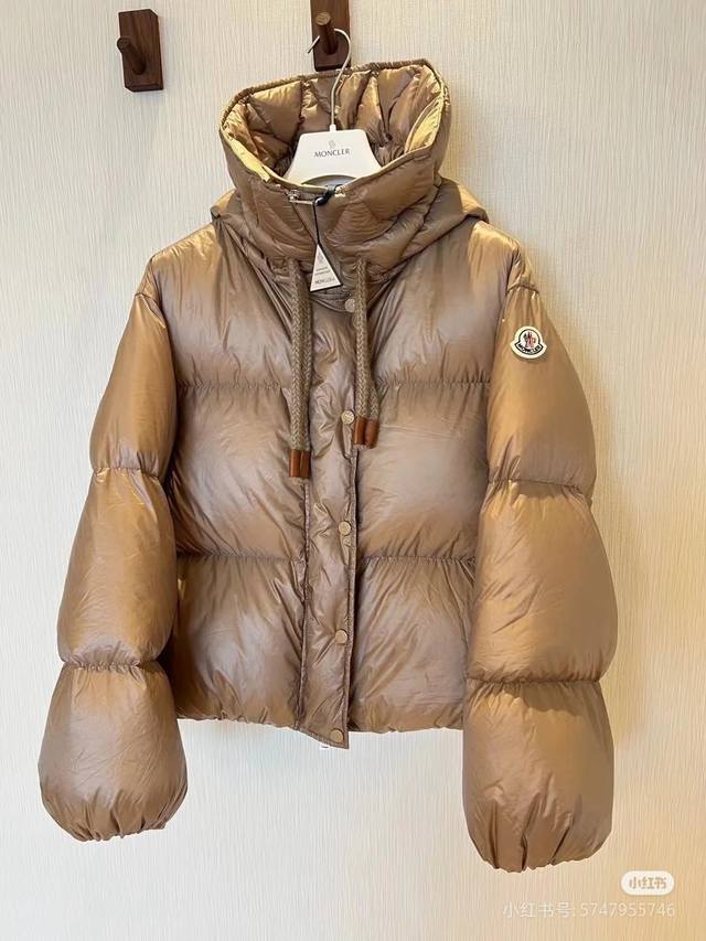 顶级外贸 Moncler 盟可睐新款短款羽绒，采用保暖而轻盈的尼龙面料制成，呈现华丽光泽质感。这款短款配有可调节衣袖，可打开衣袖作为斗篷穿着。兜帽设有宽帽檐，设