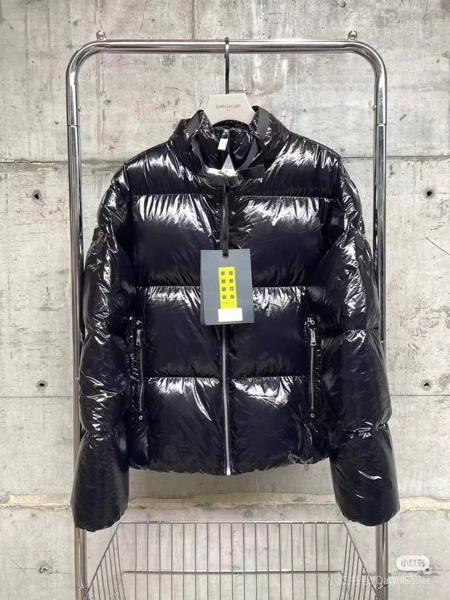 Moncler Alyx联名系列黑色羽绒服 里面是白鸭绒填充，非常保暖；外面是和maya一样的亮面材质，在alyx锁扣加持下更加时尚。男女同款 尺码1 2 3