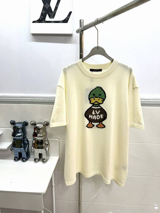 款号r003 Louis Vuitton路易威登 X Nigo 鸭子针织短袖t恤 面料采用14S细针织片定制处理 鸭子图案全扫描，整件衣服都是进口机针织栩栩如生