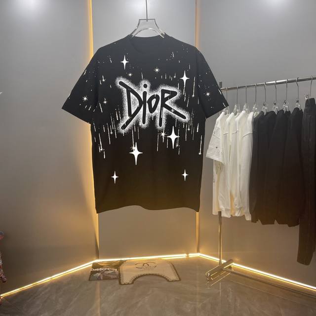 2025早春 Dio迪奥 面料:纯棉26支双纱 克重:330G 尺码：S M L Xl 2Xl 工艺:印花 版型:欧版 宽松 落肩 款式:男女同款 颜色:黑色