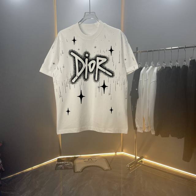 2025早春 Dio迪奥 面料:纯棉26支双纱 克重:330G 尺码：S M L Xl 2Xl 工艺:印花 版型:欧版 宽松 落肩 款式:男女同款 颜色:黑色