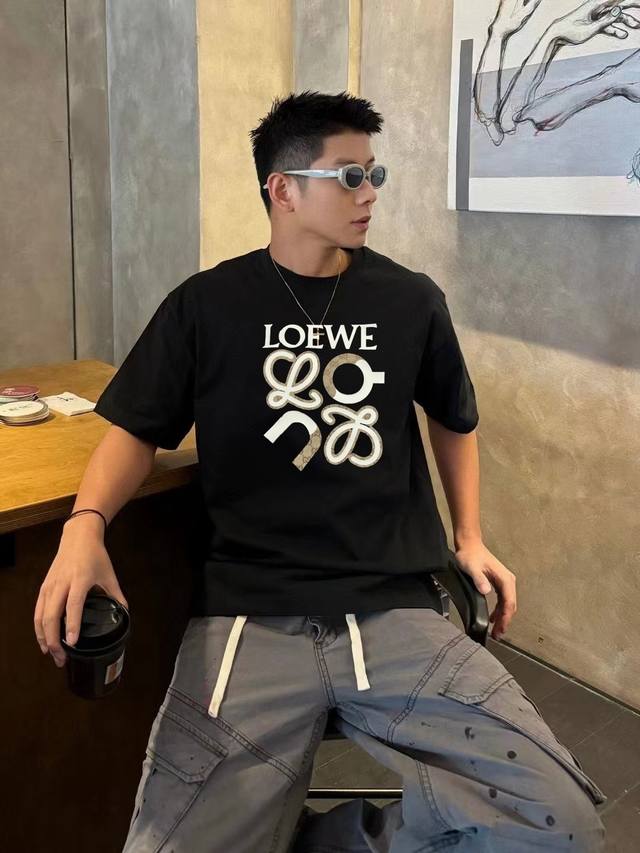 2025早春 罗意威loewe 面料:纯棉26支双纱 克重:330G 尺码：S M L Xl 2Xl 工艺:贴布＋厚板胶 版型:欧版 宽松 落肩 款式:男女同款