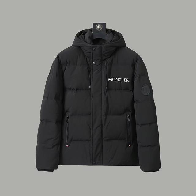 Moncler 蒙口 官网同款硅胶字母黑色袖标 连帽羽绒服 -面料：国标90白鸭绒外套，采用聚酯纤维面料 舒适保暖，品相完美，压缩后蓬松度恢复性好，聚热锁暖 三