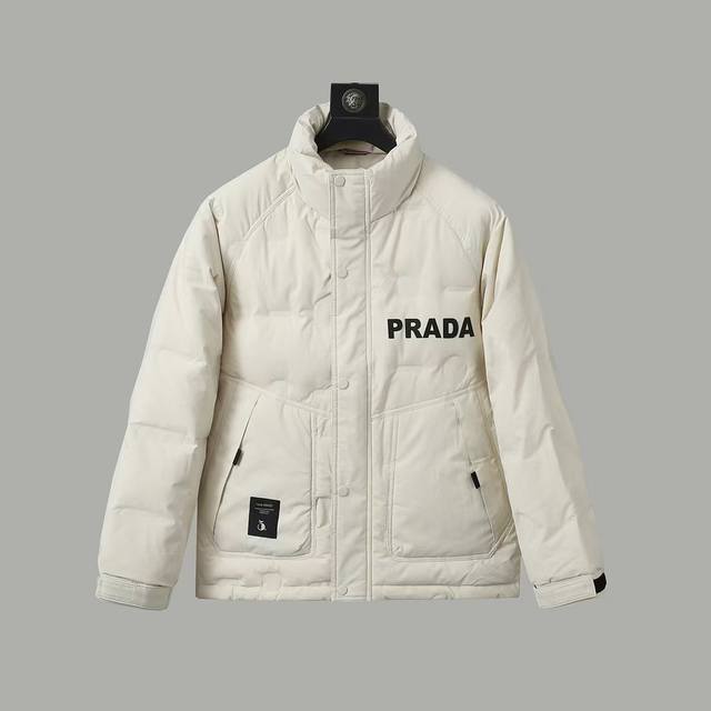 Prada 普拉达 官网同款字母 羽绒服 -面料：国标90白鸭绒外套，采用聚酯纤维面料 舒适保暖，品相完美，压缩后蓬松度恢复性好，聚热锁暖 三标齐全 原版面料