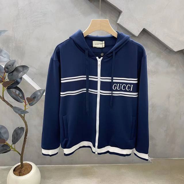 Gucci 2024年秋冬新款外套标识条纹印花午夜蓝针织拉链连帽开衫外套，内里加纱网 ，这款单品出自gucci Lido系列，设计灵感源自意大利海岸的夏日风情和