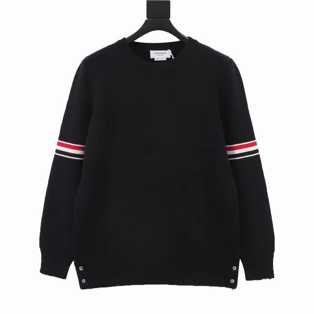 Thom Browne 汤姆布朗 三色织带圆领毛衣 采用定制26S 面料成衣克重高达900G，冬季保暖性能极佳 上身肤感舒适。定织定染纱线，颜色100%一致。全