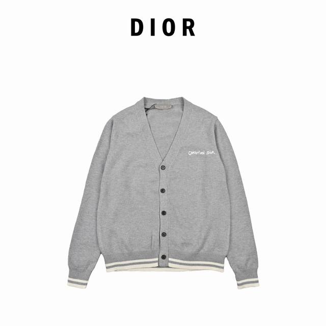 Dior迪奥24Fw 字母刺绣开衫毛衣 原13,000购入开发，采用70羊毛30驼毛混纺40支双股纱线扛起球。对版色纺纱线定染花灰色，采用进口12针针织机做平纹