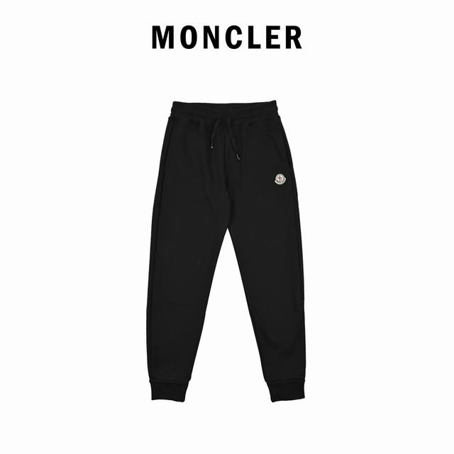 Moncler 蒙口 小标logo及后口袋刺绣加绒长裤 此款取用加绒加厚面料，细腻柔软顺滑绒里质地，肤感舒适极佳， 前幅标识性logo刺绣，后幅口袋设计及百灵达