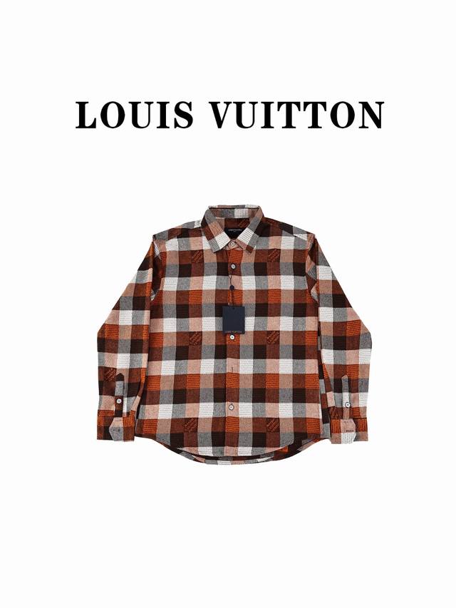 官网1:1原单品质 Louis Vuitton 路易威登 24Fw 橙色棋盘格提花法兰绒衬衫 24Ss新款系扣法兰绒长袖衬衫以精湛匠艺演绎美式工装风尚，借绵羊毛