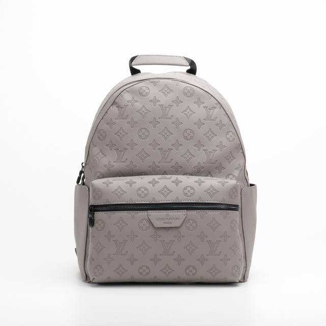 Louis Vuitton Lv 老花压纹男士双肩包 #原单品质 官网 P25000，全牛皮材质，耐磨耐造，包身硬挺不易变型，简约耐看的款式非常适合商务人士入手